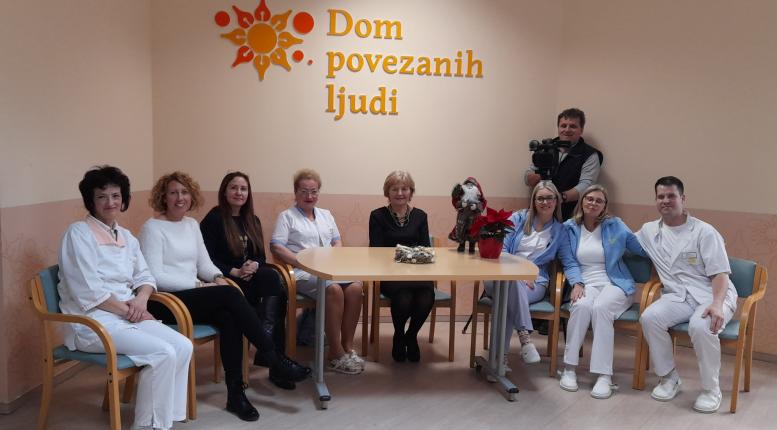Sodelavci zbrani za mizo