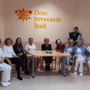 Sodelavci zbrani za mizo