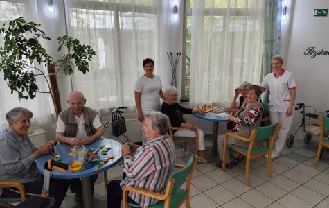 Uporabniki dnevnega centra na delavnici za krepitev spomina